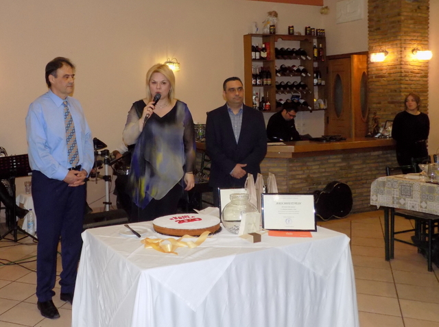 Η Δήμαρχος Έλενα Βάκα ανάμεσα στον διευθυντή της Φυλακής Σπύρο Αθανασίου και τον πρόεδρο της Ένωσης Υπαλλήλων Κώστα Κελαρούδη.